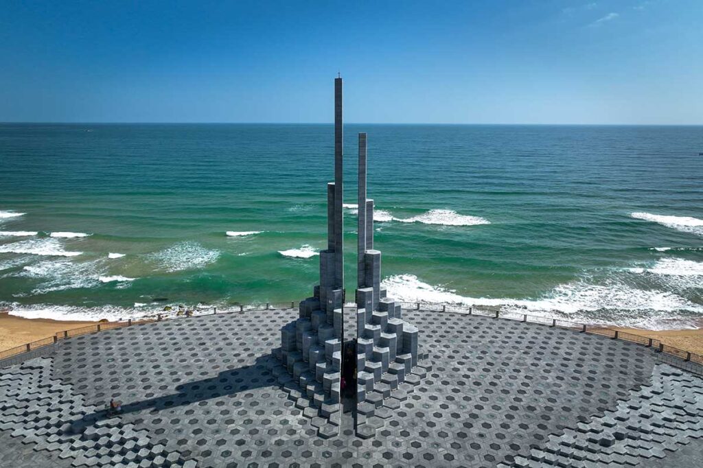 Der Nghinh Phong Turm an der Promenade von Tuy Hoa, bestehend aus aufsteigenden Betonblöcken und schlanken Spitzen auf einem hexagonalen Platz direkt am Meer — eines der bekanntesten Wahrzeichen von Phu Yen