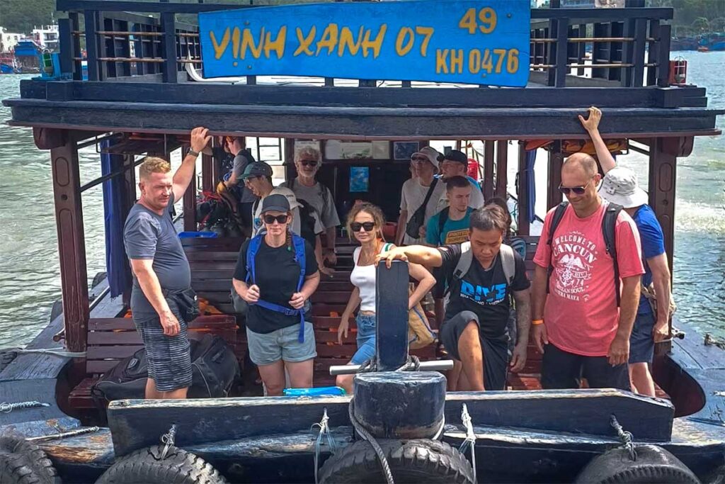Gruppe von Tauchern und Reisenden steigt von einem Holzboot in Nha Trang — Sailing Club Divers ist eines der bekanntesten Tauchzentren in Nha Trang und organisiert tägliche Bootstouren zu den Inseln