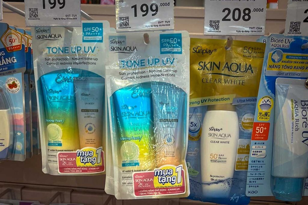 Sunplay Skin Aqua Sonnenschutzmittel mit LSF 50+ in einem vietnamesischen Laden, mit Preischildern in vietnamesischen Dong