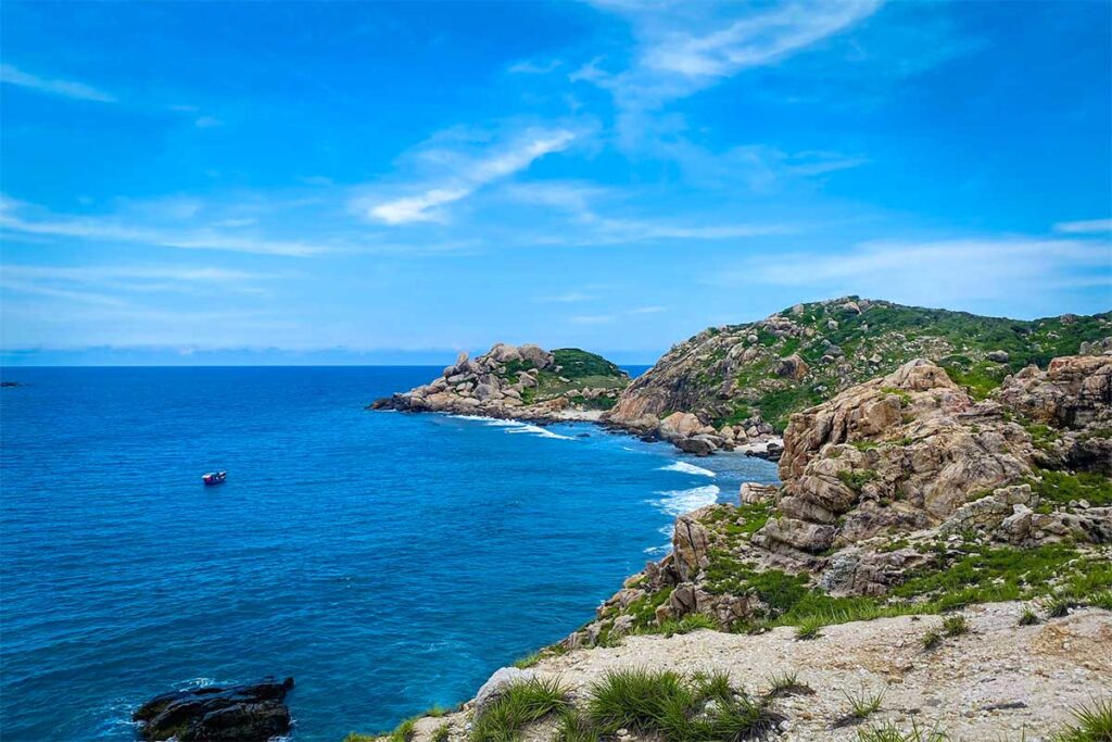 Felsige Küstenlinie von Mui Doi in der Van Phong Bay mit markanten Granitfelsen, grün bewachsenem Land und tiefblauem Wasser — einer der unberührtesten Punkte der Bucht